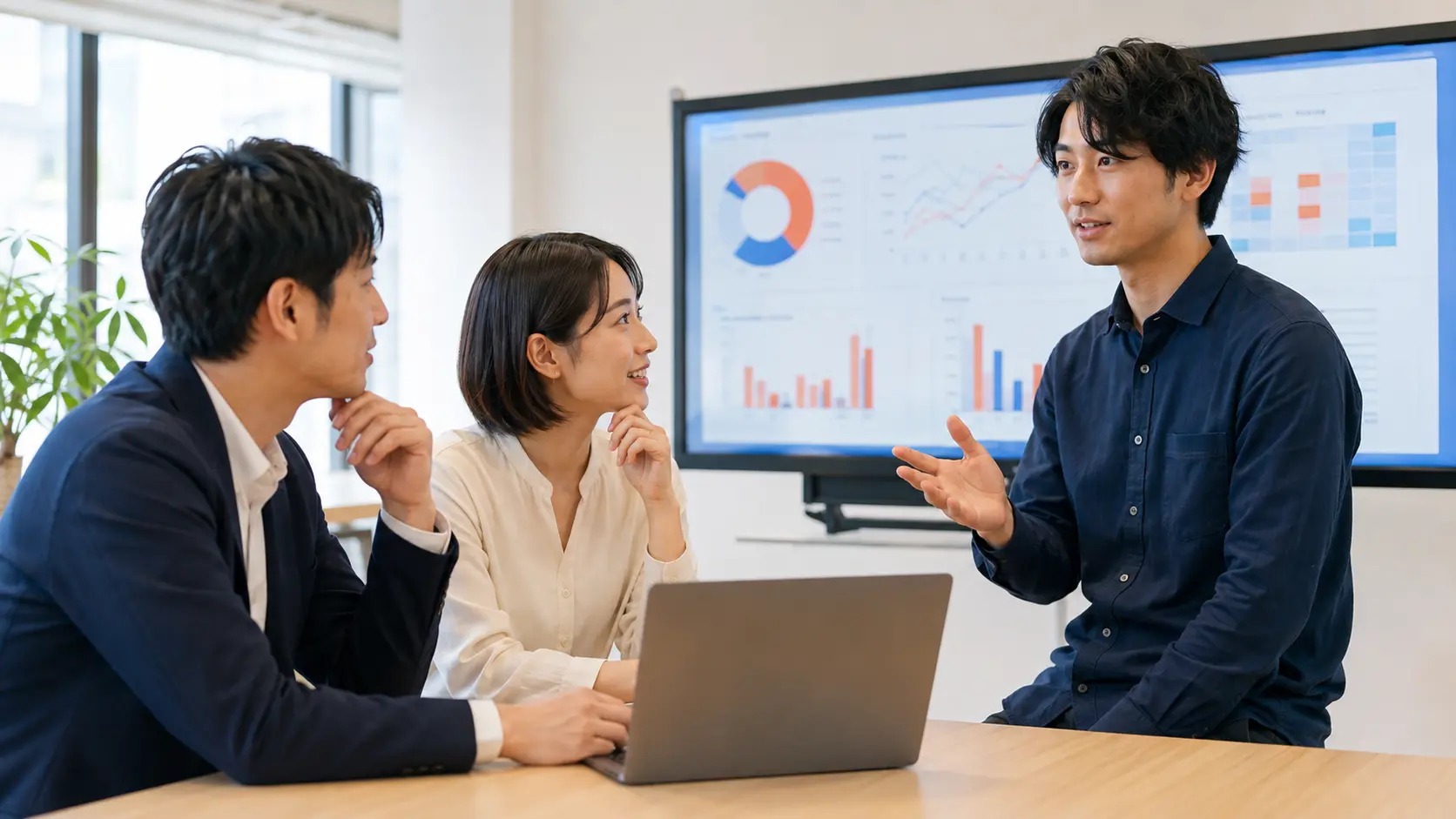ダッシュボードを見ながら分析結果を議論する日本人受講者