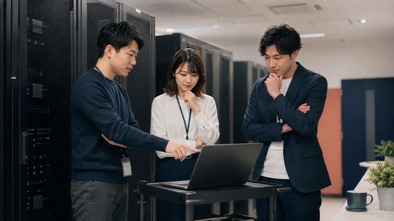サーバールームでコンテナ基盤を確認する日本人受講者