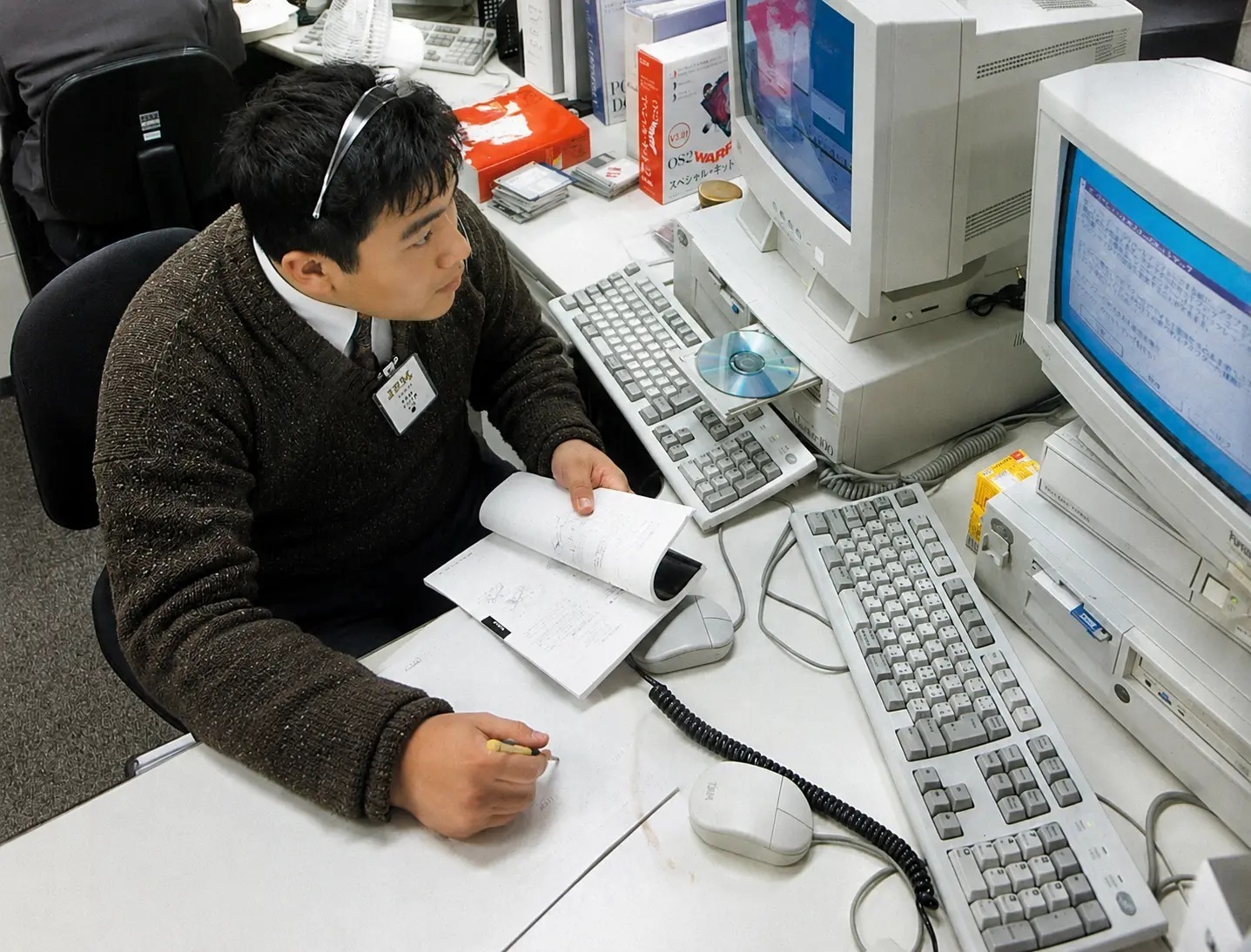 複数のPCサーバー実機を使ってOSの障害解析を行う当時の技術現場